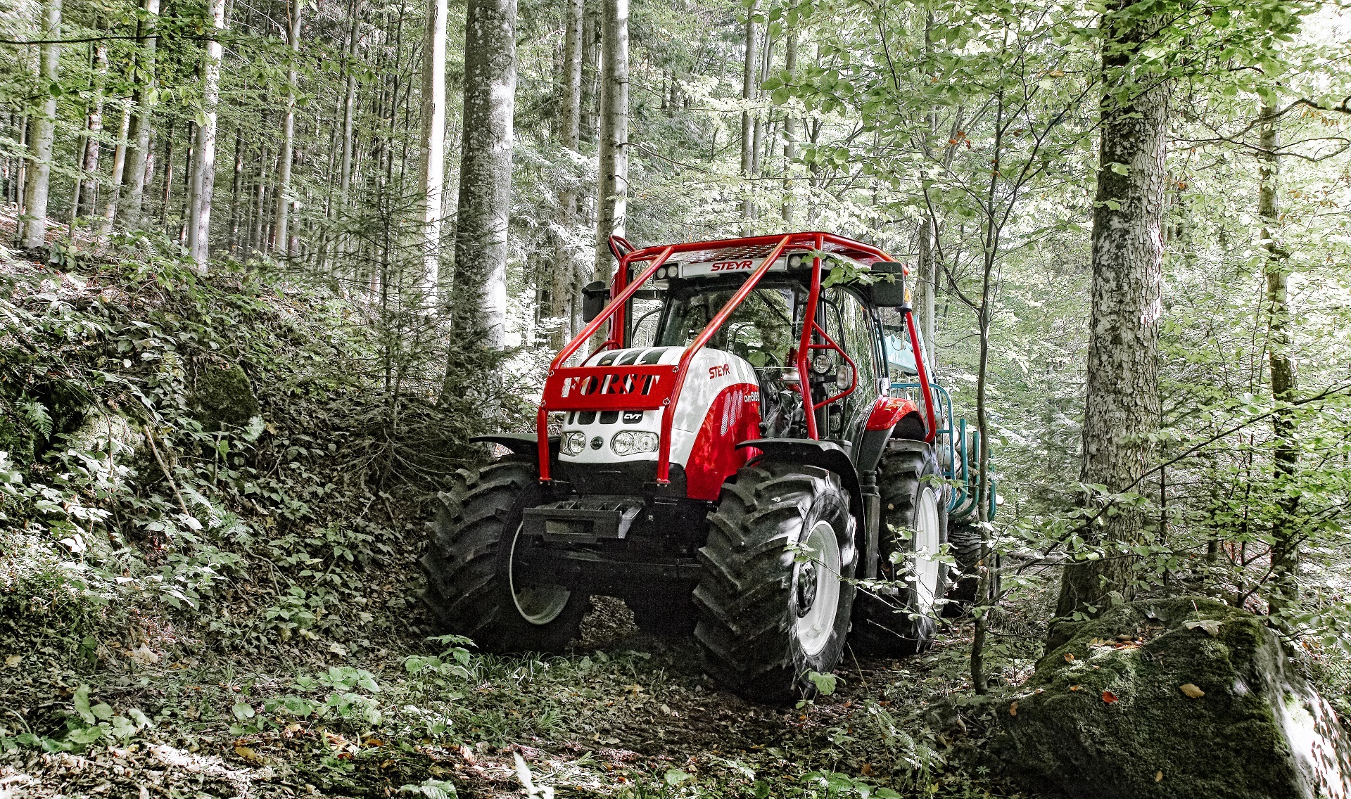 Forstmaschinen und Husqvarna Geräte für professionelle Waldarbeit